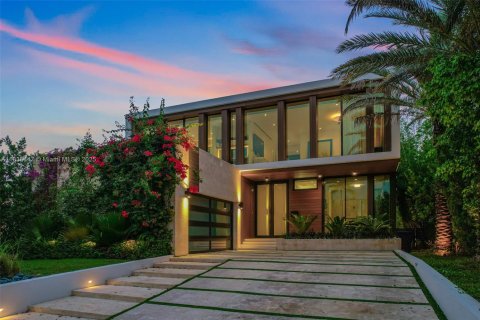 House in Miami Beach, Florida 5 bedrooms, 484.39 sq.m. № 1819737 - photo 1