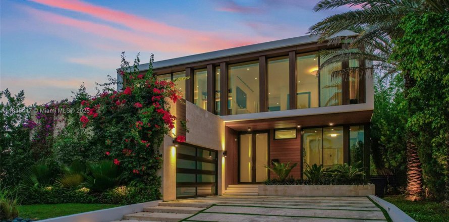 House in Miami Beach, Florida 5 bedrooms, 484.39 sq.m. № 1819737