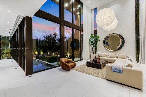 House in Miami Beach, Florida 5 bedrooms, 484.39 sq.m. № 1819737 - photo 24