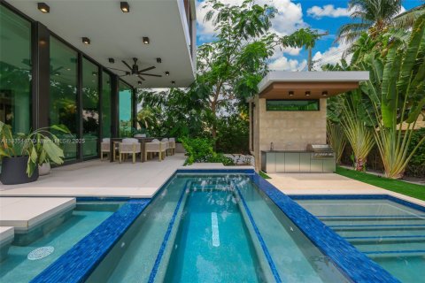House in Miami Beach, Florida 5 bedrooms, 484.39 sq.m. № 1819737 - photo 18