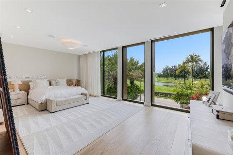 House in Miami Beach, Florida 5 bedrooms, 484.39 sq.m. № 1819737 - photo 11