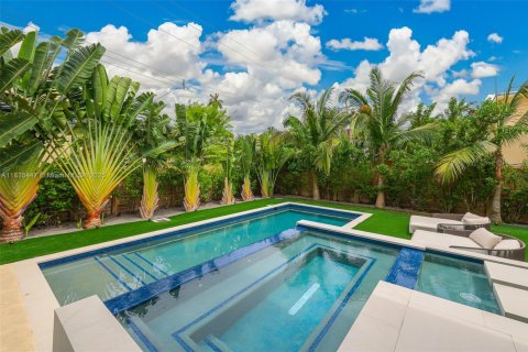 House in Miami Beach, Florida 5 bedrooms, 484.39 sq.m. № 1819737 - photo 17