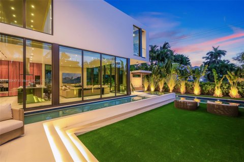 House in Miami Beach, Florida 5 bedrooms, 484.39 sq.m. № 1819737 - photo 23