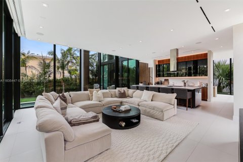 House in Miami Beach, Florida 5 bedrooms, 484.39 sq.m. № 1819737 - photo 6