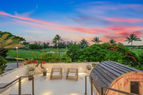House in Miami Beach, Florida 5 bedrooms, 484.39 sq.m. № 1819737 - photo 14