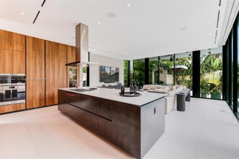 House in Miami Beach, Florida 5 bedrooms, 484.39 sq.m. № 1819737 - photo 5
