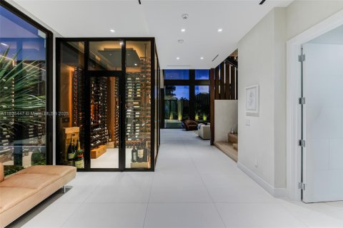 House in Miami Beach, Florida 5 bedrooms, 484.39 sq.m. № 1819737 - photo 25