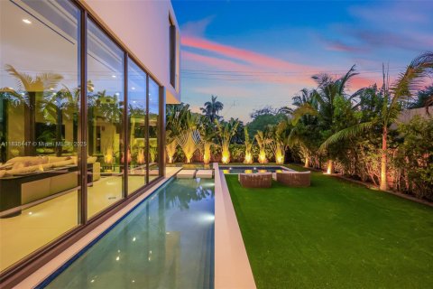 House in Miami Beach, Florida 5 bedrooms, 484.39 sq.m. № 1819737 - photo 22