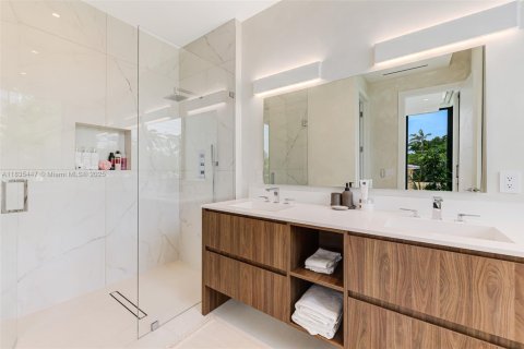 House in Miami Beach, Florida 5 bedrooms, 484.39 sq.m. № 1819737 - photo 16