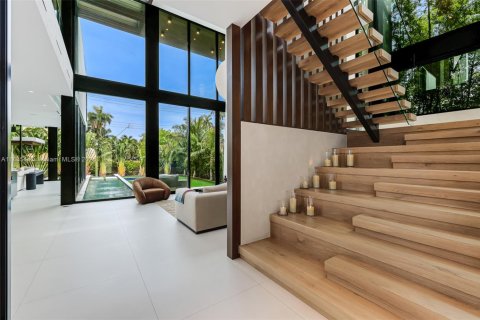 House in Miami Beach, Florida 5 bedrooms, 484.39 sq.m. № 1819737 - photo 9