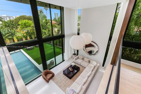 House in Miami Beach, Florida 5 bedrooms, 484.39 sq.m. № 1819737 - photo 10