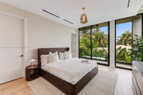 House in Miami Beach, Florida 5 bedrooms, 484.39 sq.m. № 1819737 - photo 15