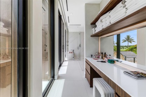House in Miami Beach, Florida 5 bedrooms, 484.39 sq.m. № 1819737 - photo 12