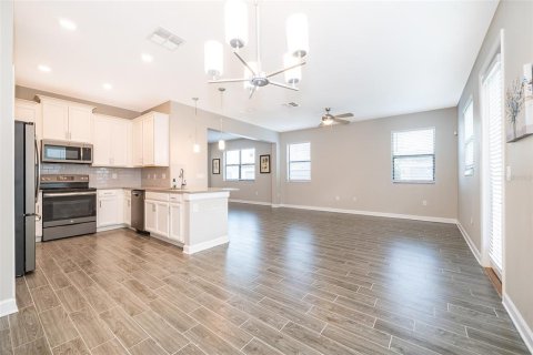 Townhouse in Davenport, Florida 4 bedrooms, 200.3 sq.m. № 1917894 - photo 13