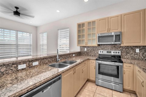 Купить таунхаус в Пемброк-Пайнс, Флорида 2 спальни, 137.68м2, № 1933215 - фото 11