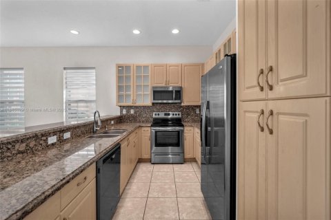 Купить таунхаус в Пемброк-Пайнс, Флорида 2 спальни, 137.68м2, № 1933215 - фото 10