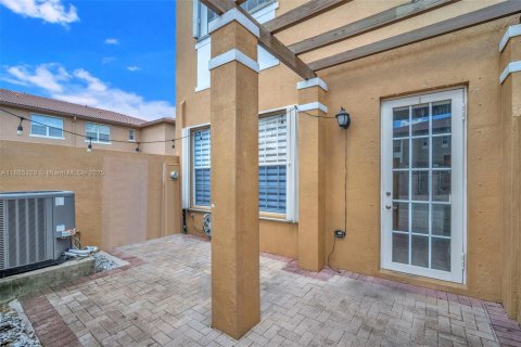 Купить таунхаус в Пемброк-Пайнс, Флорида 2 спальни, 137.68м2, № 1933215 - фото 30