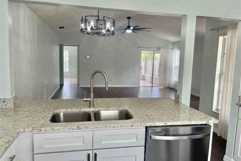 Casa en alquiler en Brandon, Florida, 3 dormitorios, 130.99 m2 № 1893684 - foto 4