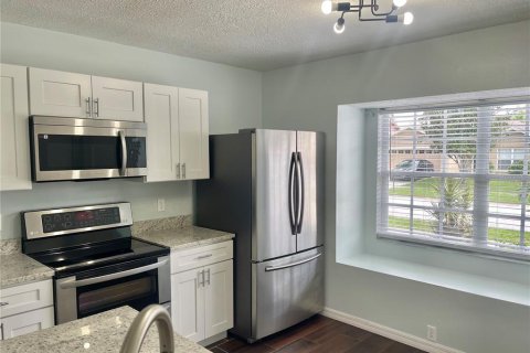 Casa en alquiler en Brandon, Florida, 3 dormitorios, 130.99 m2 № 1893684 - foto 3