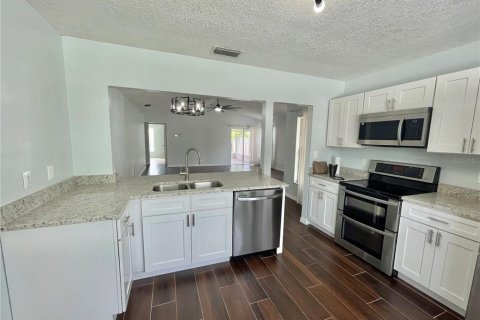 Casa en alquiler en Brandon, Florida, 3 dormitorios, 130.99 m2 № 1893684 - foto 2