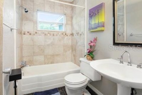 House in Saint Petersburg, Florida 3 bedrooms, 130.25 sq.m. № 1670050 - photo 24