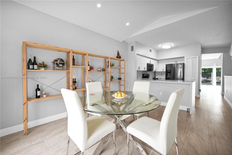 Condo in Miami, Florida, 3 bedrooms  № 1710639 - photo 23