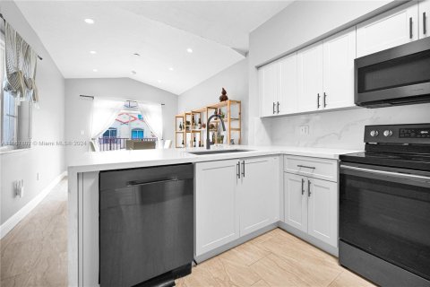 Condo in Miami, Florida, 3 bedrooms  № 1710639 - photo 17