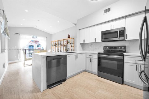 Condo in Miami, Florida, 3 bedrooms  № 1710639 - photo 15