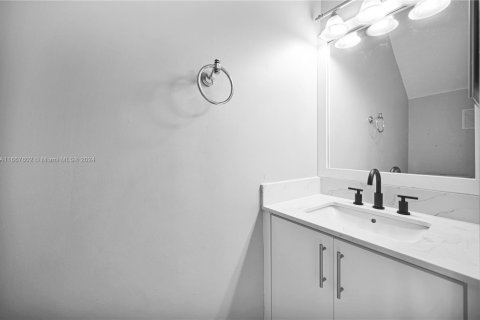 Condo in Miami, Florida, 3 bedrooms  № 1710639 - photo 25