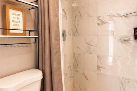 Immobilier commercial à louer à Miami, Floride: 1 chambre, 176.33 m2 № 2436618 - photo 5