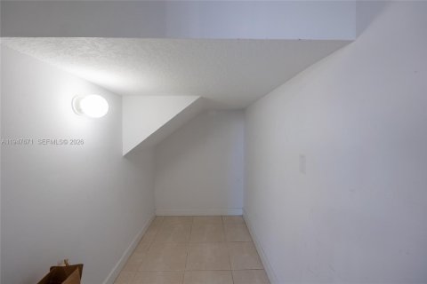 Снять в аренду таунхаус в Майами, Флорида 4 спальни, 199.93м2, № 2003775 - фото 15