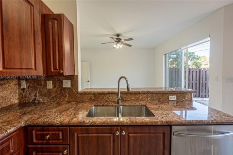 Снять в аренду таунхаус в Майами, Флорида 4 спальни, 199.93м2, № 2003775 - фото 11