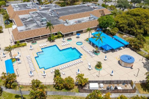 Copropriété à vendre à Sunrise, Floride: 2 chambres, 131.92 m2 № 1998290 - photo 18