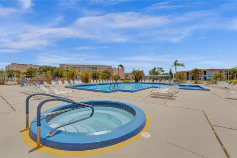 Copropriété à vendre à Sunrise, Floride: 2 chambres, 131.92 m2 № 1998290 - photo 21