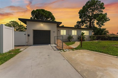 House in Saint Petersburg, Florida 3 bedrooms, 123.19 sq.m. № 2361367
