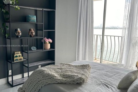 Condo in North Bay Village, Florida, 2 bedrooms  № 1768378 - photo 5