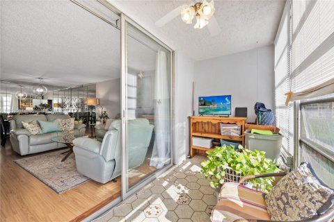 Condo in Sunrise, Florida, 2 bedrooms  № 2182199 - photo 13
