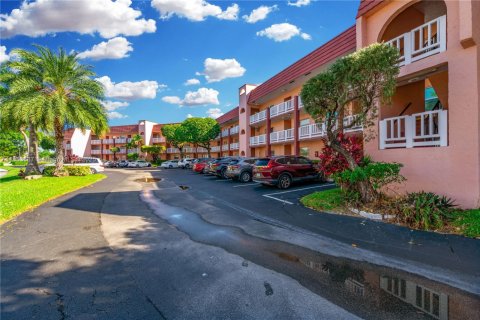 Condo in Sunrise, Florida, 2 bedrooms  № 2182199 - photo 27