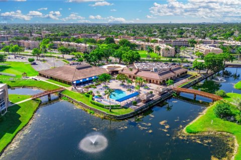 Condo in Sunrise, Florida, 2 bedrooms  № 2182199 - photo 18