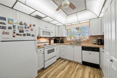 Condo in Sunrise, Florida, 2 bedrooms  № 2182199 - photo 11