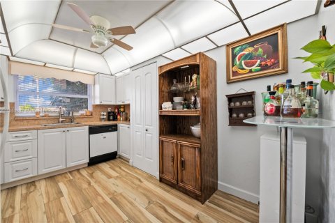Condo in Sunrise, Florida, 2 bedrooms  № 2182199 - photo 12