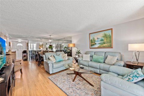 Condo in Sunrise, Florida, 2 bedrooms  № 2182199 - photo 2