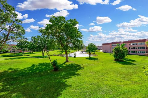 Condo in Sunrise, Florida, 2 bedrooms  № 2182199 - photo 23