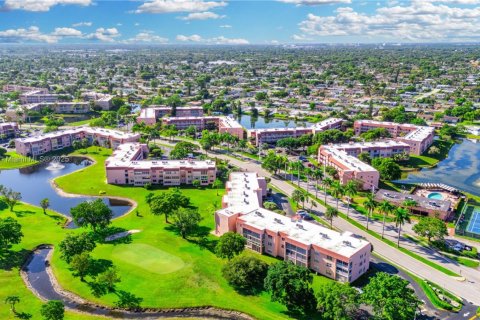 Condo in Sunrise, Florida, 2 bedrooms  № 2182199 - photo 24