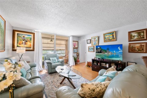 Condo in Sunrise, Florida, 2 bedrooms  № 2182199 - photo 3