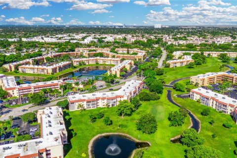 Condo in Sunrise, Florida, 2 bedrooms  № 2182199 - photo 20