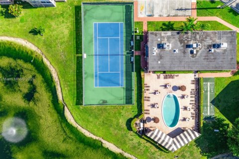 Condo in Sunrise, Florida, 2 bedrooms  № 2182199 - photo 17