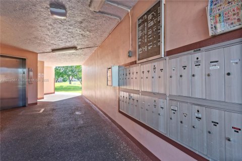 Condo in Sunrise, Florida, 2 bedrooms  № 2182199 - photo 28
