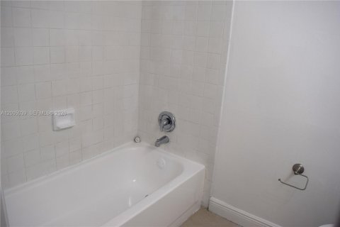 Снять в аренду кондоминиум в Тамарак, Флорида 2 спальни, 95.69м2, № 2069457 - фото 16