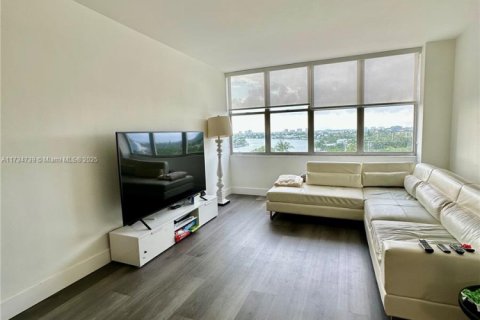 Condo in Miami Beach, Florida, 2 bedrooms  № 1943227 - photo 2